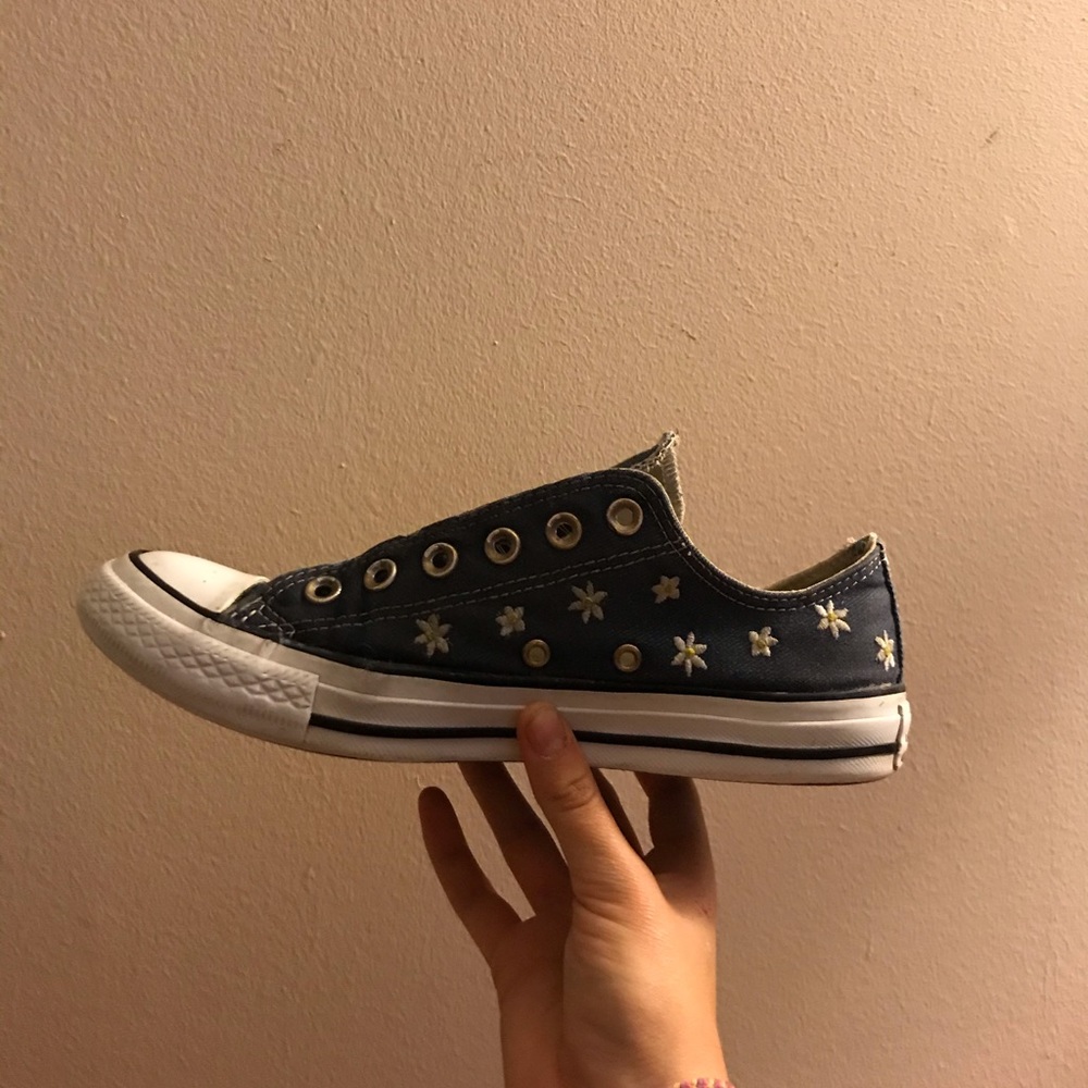 Custom Daisy Converse all-stars